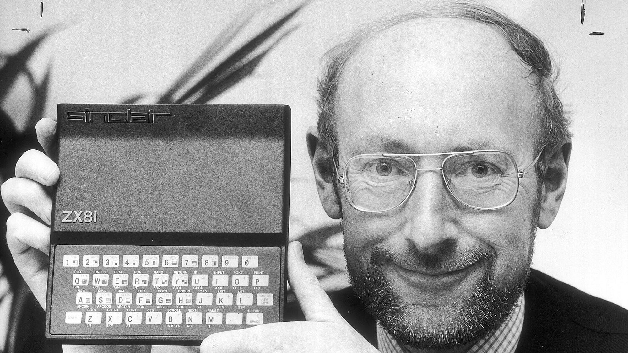 Вчера в Лондоне умер Клайв Синклер, создатель компьютера ZX Spectrum. Ему был 81 год.